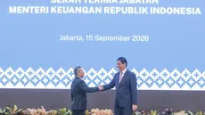 Menteri Keuangan Suahasil Nazara (kanan) bersalaman dengan pejabat sebelumnya, Purbaya Yudhi Sadewa, saat serah terima jabatan di Kementerian Keuangan, Jakarta, Selasa (15/9/2026). (KLY/Budy Santoso)