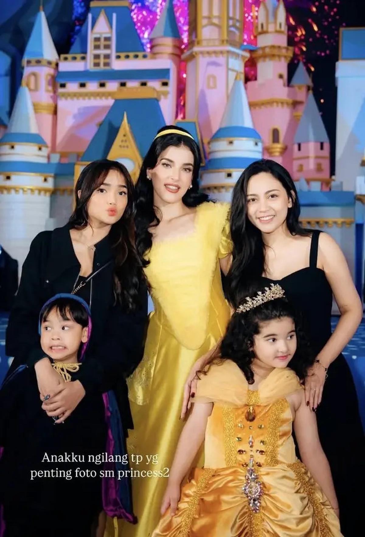 6 Gaya Serba Hitam Publik Figure Hadir di Pesta Ulang Tahun Bertema Disneyland Kedua Anak Tasya Farasya, Ria Ricis hingga Fuji An