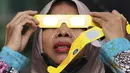 Gerhana Matahari Hibrida adalah jenis gerhana yang tampak sebagai gerhana Matahari total di sebagian wilayah Bumi, sementara di wilayah lainnya tampak sebagai gerhana Matahari cincin. (AP Photo/Tatan Syuflana)