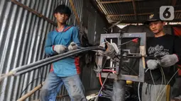 Kabel dikelupas untuk diambil karet pembungkus dan lapisan alumunium. (Liputan6.com/Angga Yuniar)