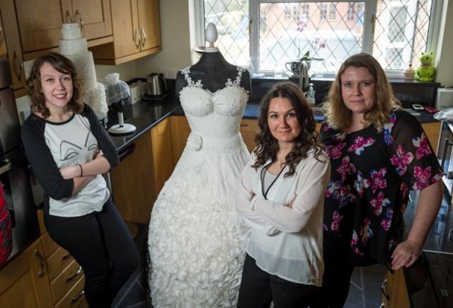 Kue gaun pengantin dan para pembuatnya | Photo: Copyright metro.co.uk