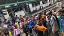 Suasana aktivitas penumpang di Stasiun KA Manggarai, Jakarta, Selasa (1/12/2020). Menhub Budi Karya Sumadi menyebut nantinuya Manggarai akan menjadi pusat stasiun KA di Jabodetabek karena semua rute kereta yang ada di Jabodetabek akan bersinggungan di Manggarai. (Liputan6.com/Immanuel Antonius)