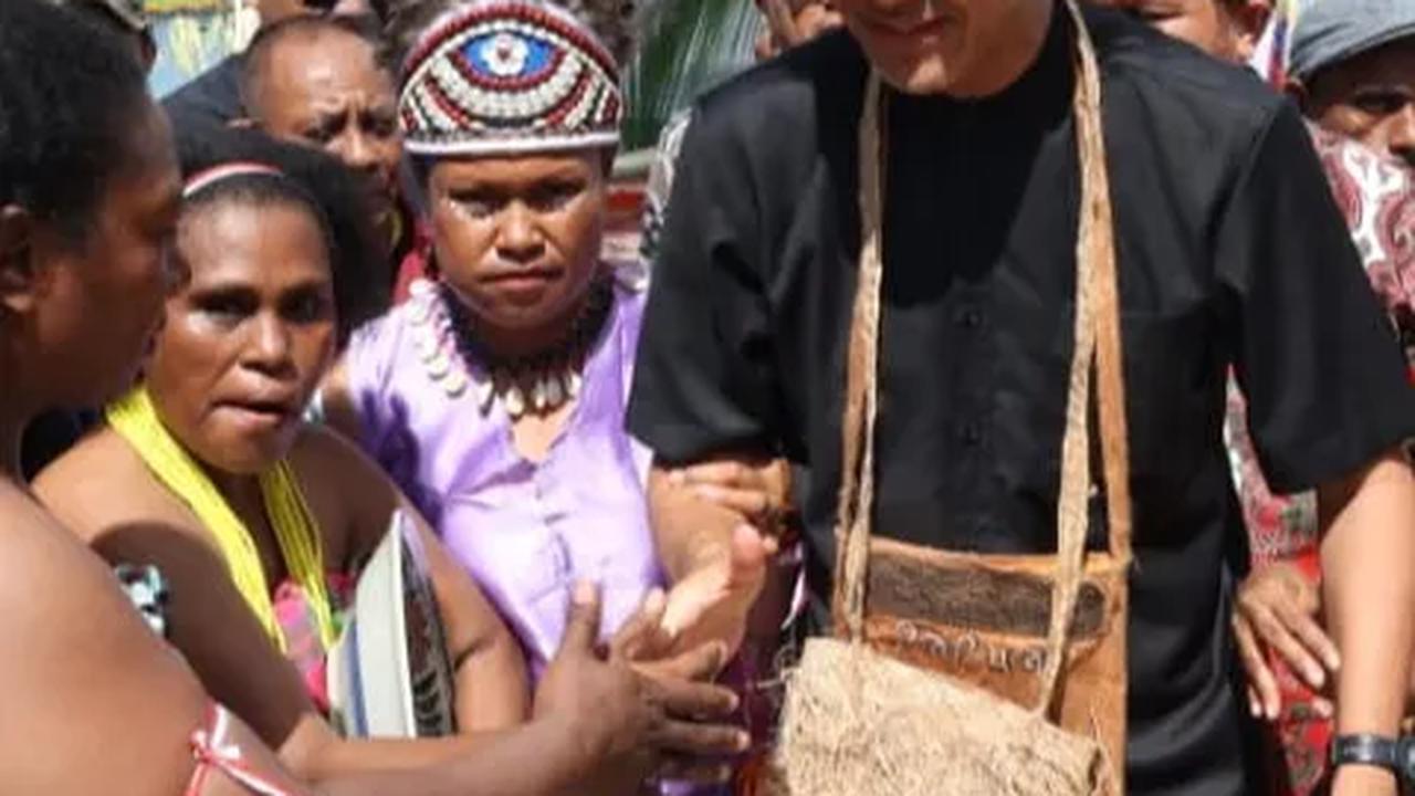 Momen Ganjar Blusukan ke Tempat Bersejarah di Pulau Mansinam Papua, Sempat Minum Air dari Sumur Tua