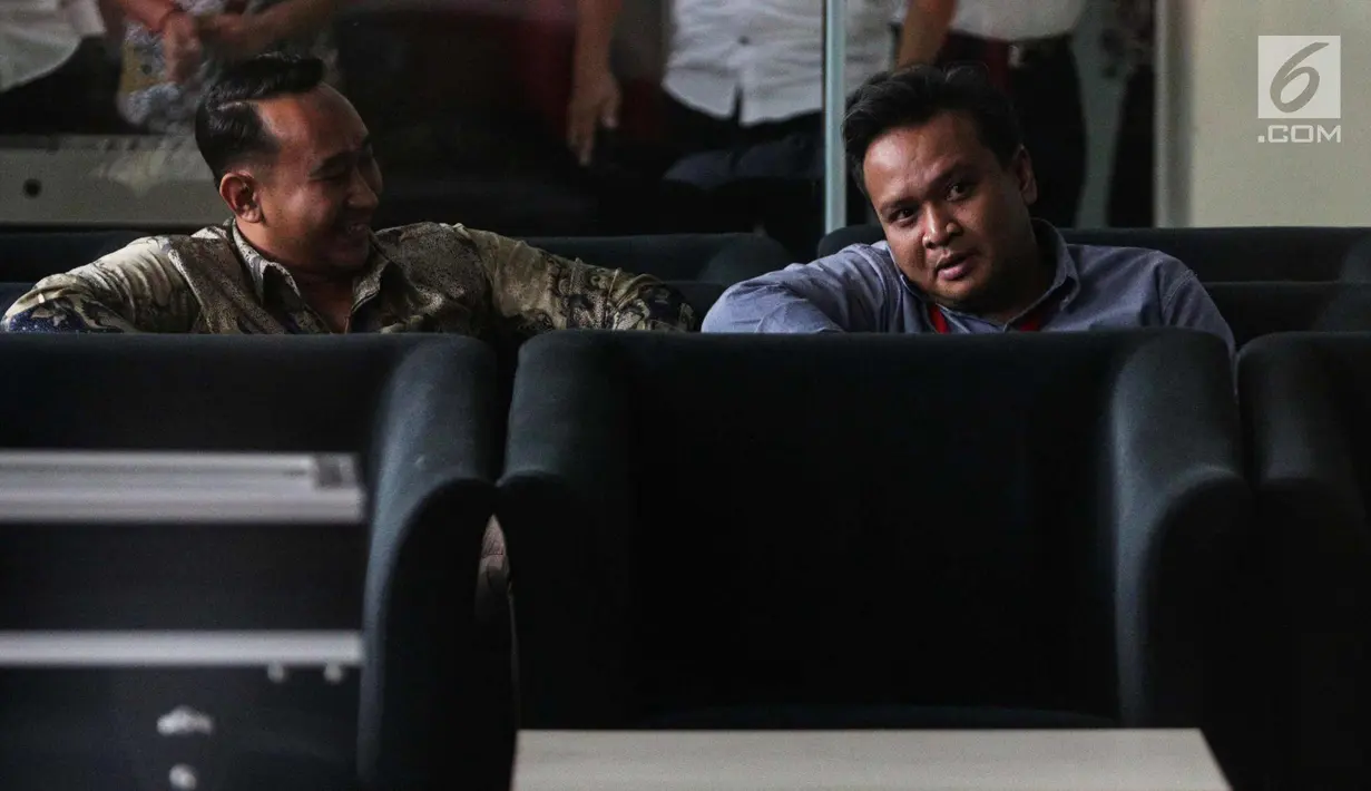 Mantan Dirut PT. Murakabi Sejahtera, Irvanto Hendra Pambudi (kanan) di ruang tunggu Gedung KPK, Jakarta, Kamis (16/11). Keponakan Ketum Partai Golkar Setya Novanto ini diperiksa sebagai saksi dugaan korupsi pengadaan e-KTP. (Liputan6.com/Faizal Fanani)