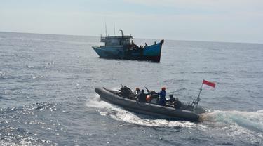TNI Menangkap Dua Kapal Vietnam di Laut Natuna Utara.