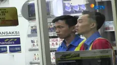 Komplotan perampok dengan senjata api beraksi di sebuah mini market di kawasan Matraman, Jakarta Timur. Mereka berhasil menggasak uang Rp 200 juta yang ada di dalam brankas.