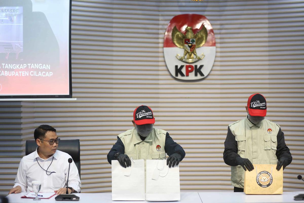 FOTO: KPK Tunjukkan Barang Bukti Uang dari OTT Bupati Cilacap