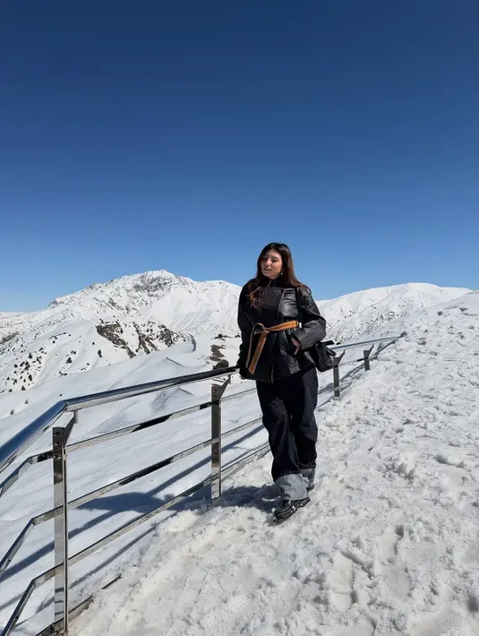 Boots dan shoulder bag hitam jadi sentuhan serasi untuk tampilan Winter Chic Shalom Razade[ [@sharazaaa]