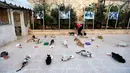 Sejumlah kucing makan daging cincang yang dihidangkan Mohammed Alaa al-Jaleel di Suaka Kucing Ernesto di Kfar Naha, Suriah (17/3). Di tempat suaka ini ada 170 kucing yang dirawat dan diurus oleh Mohammed Alaa al-Jaleel. (AFP/Omar Haj Kadour)