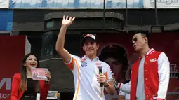Juara Dunia MotoGP 2013 dan 2014, Marc Marquez (tengah) menyapa ribuan penggemarnya saat berlangsungnya acara Meet & Greet di Sirkuit Sentul, Bogor, (21/10/2014). (Liputan6.com/Helmi Fithriansyah)