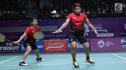 Ganda putri Indonesia, Greysia Polii/Apriyani Rahayu saat melawan pemain Jepang, Yuki Fukushima/Sayaka Hirota pada semifinal Bulutangkis Beregu Putri Asian Games 2018 di Jakarta, Selasa (21/8). (Liputan6.com/Helmi Fithriansyah)