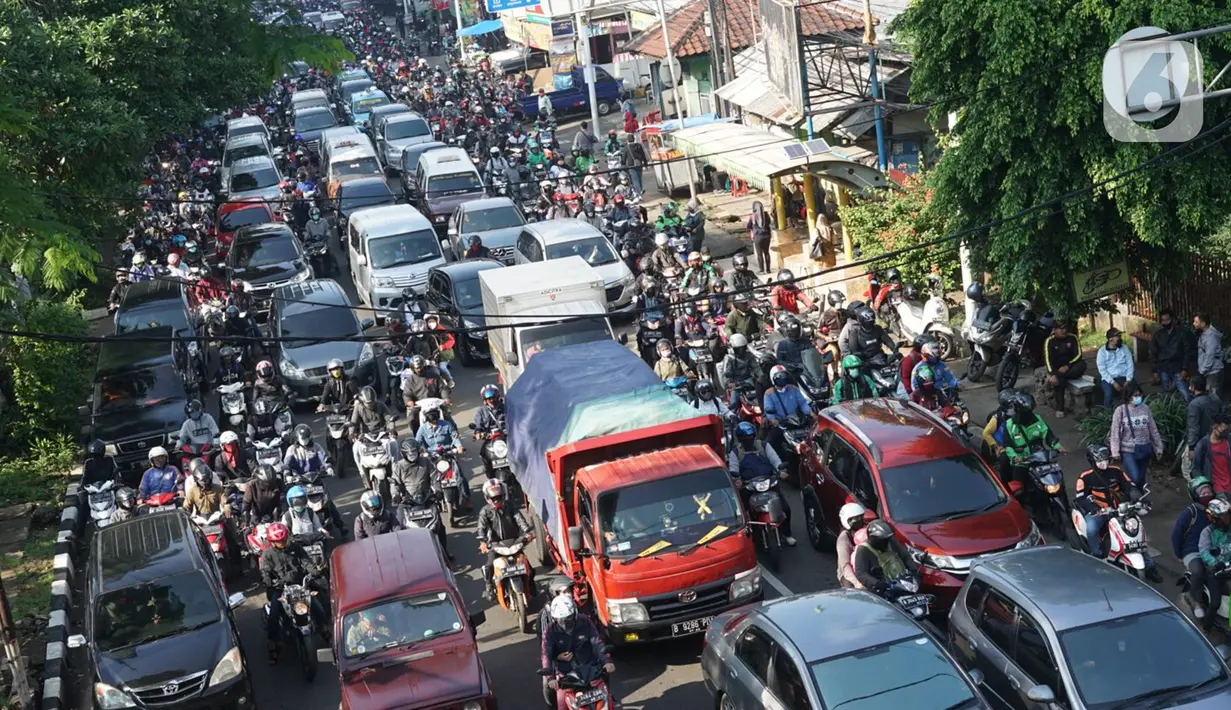 Suasana Jalan Lenteng Agung Raya, Tanjung Barat, Jakarta Selatan, yang macet pada Selasa (20/10/2020). Mulai meningkatnya aktivitas warga selama PSBB transisi menyebabkan kemacetan kembali terjadi di sejumlah titik Ibu Kota. (Liputan6.com/Immanuel Antonius)