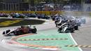 Usai start, Charles Leclerc sebagai pemegang pole position dan di klasemen umum menempati posisi runner-up di bawah Max Verstappen langsung memimpin lomba yang berlangsung dalam durasi 53 lap. (AP/Antonio Calanni)
