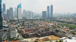 Pemandangan gedung pencakar langit di Jakarta, Senin (27/2). Berdasarkan perkiraan Bank Indonesia (BI) angka Produk Domestik Regional Bruto (PDRB) DKI Jakarta pada tahun 2016 tercatat tumbuh 5,85% secara tahunan. (Liputan6.com/Angga Yuniar)