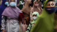 Umat Islam bersiap melaksanakan sholat Id 1 Syawal 1443 Hijriah hingga memenuhi Stadion Jakarta Internasional Stadium, Senin (2/5/2022). Pemerintah Indonesia menetapkan Hari Raya Idul Fitri 1443 Hijriah jatuh pada tanggal 2 Mei 2022. (Liputan6.com/Johan Tallo)