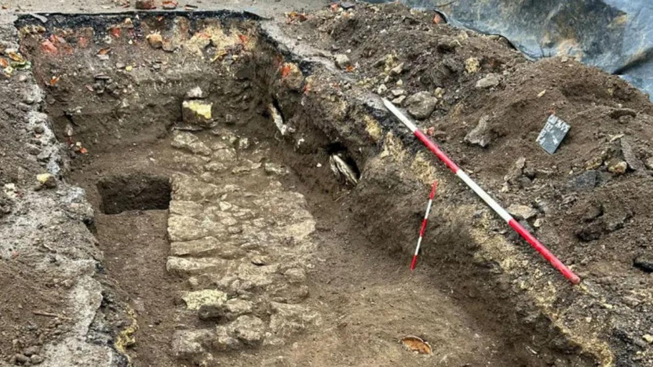 Makam Peninggalan Romawi Ditemukan di Bawah Lapangan Parkir, Arkeolog juga Temukan Artefak Abad Pertengahan