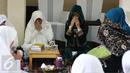Pedangdut Julia Perez atau Jupe tampak khusyuk mengikuti pengajian di kediaman sang ibu, Sri Wulansih, di kawasan Kelapa Dua, Depok, Kamis (29/12). Pengajian tersebut digelar bertepatan dengan hari ulang tahun ibunda Jupe. (Liputan6.com/Herman Zakharia)
