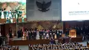 Ketua DPR Bambang Soesatyo (enam kiri) didampingi pimpinan DPR lainnya memberikan buku laporan kinerja DPR dalam Rapat Paripurna di Kompleks Parlemen, Jakarta, Kamis (29/8/2019). Rapat Paripurna beragendakan pidato Ketua DPR Bambang Soesatyo dalam rangka HUT ke-74 DPR. (Liputan6.com/JohanTallo)