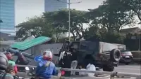 Kronologi Maung TNI Tabrak Pembatas Jalan dan Plang Tol Dalam Kota