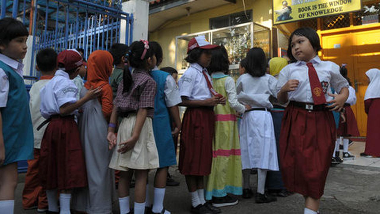 Tradisi anak SD di hari pertama sekolah, berebut kursi deretan depan