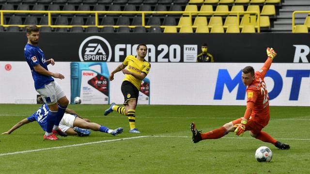 Borussia Dortmund Pesta Gol ke Gawang Schalke 04