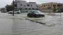 Mobil melewati jalan yang banjir setelah hujan muson yang lebat di Karachi (26/7/2022). Keadaan darurat cuaca diumumkan di Karachi karena hujan muson yang lebih deras dari biasanya terus melanda kota terbesar di Pakistan, membanjiri rumah-rumah dan membuat jalan-jalan tidak dapat dilalui. (AFP/Asif Hassan)