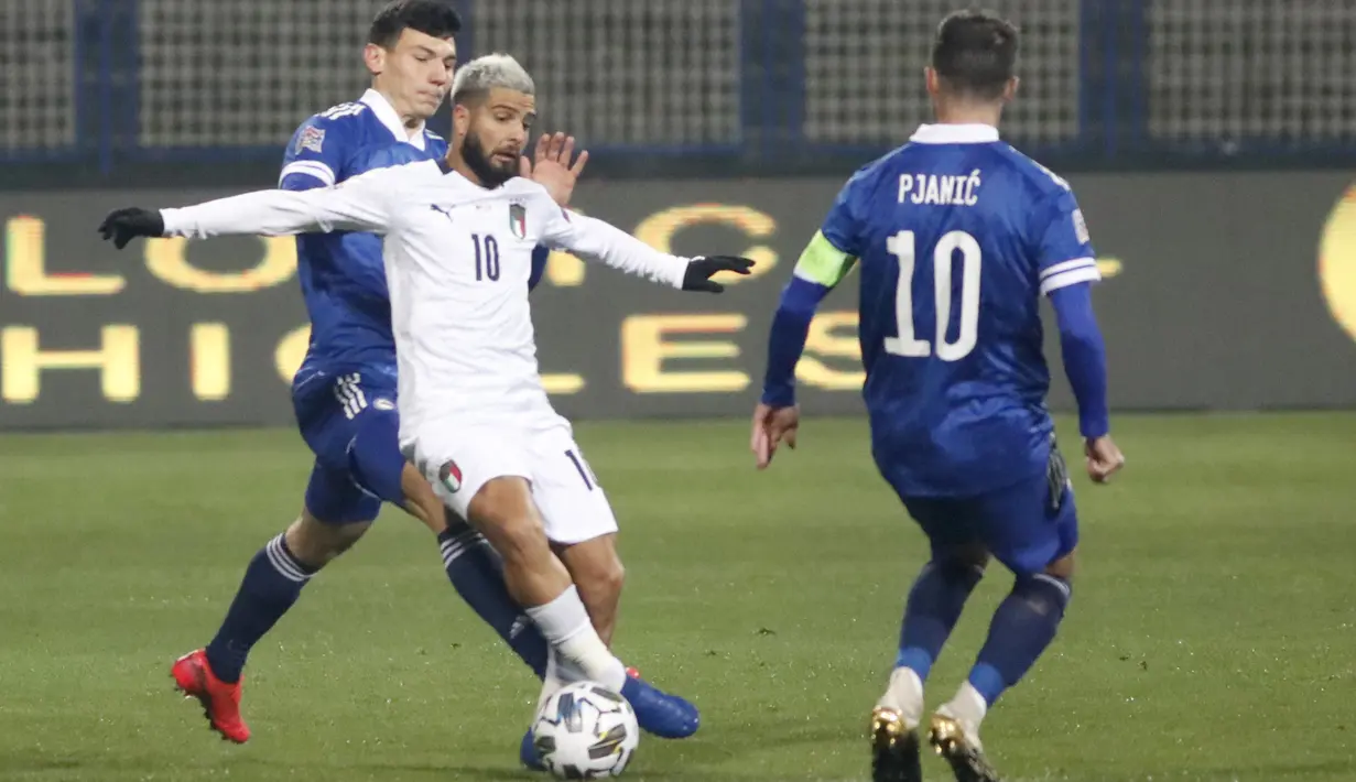 Penyerang Italia, Lorenzo Insigne, berebut bola dengan gelandang Bosnia, Miralem Pjanic, pada laga UEFA Nations League 2020/2021 di Grbavica Stadium, Kamis (19/11/2020) dini hari WIB. Italia menang 2-0 atas Bosnia. (AP Photo/Kemal Softic)