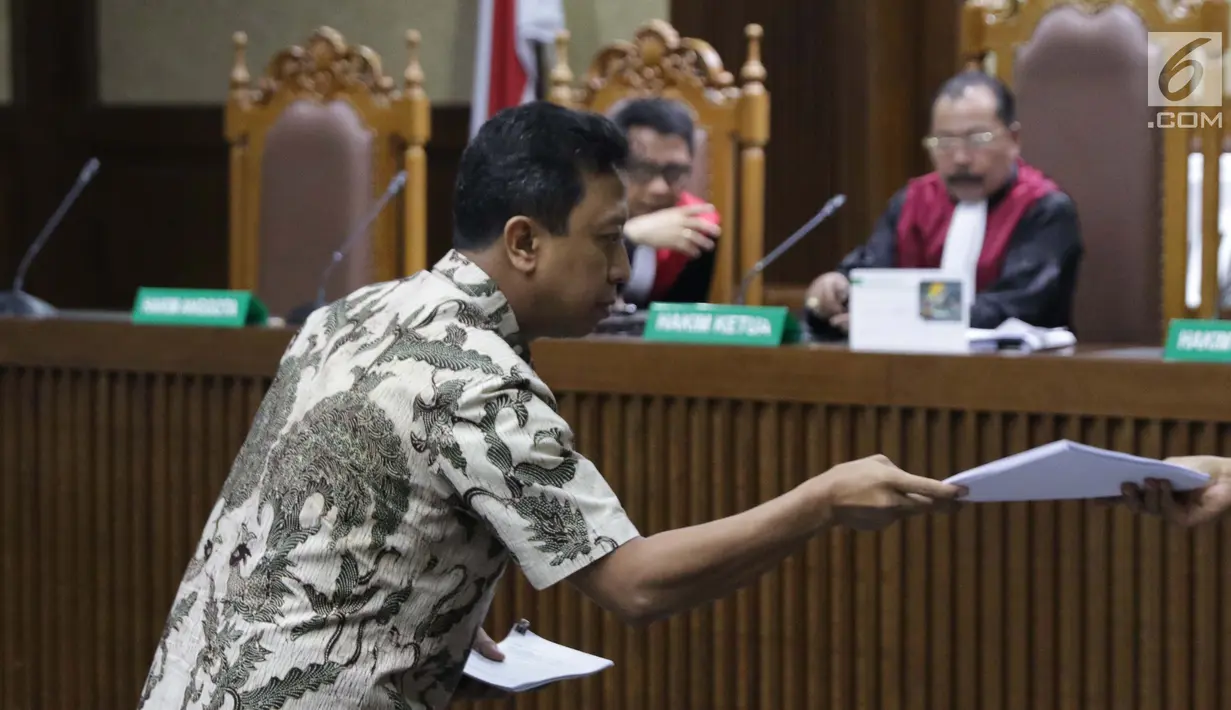 Terdakwa kasus dugaan suap jual beli jabatan di lingkungan Kemenag, M Romahurmuziy saat menjalani sidang lanjutan di Pengadilan Tipikor, Jakarta, Senin (23/9/2019). Sidang beragendakan pembacaan eksepsi yang dibacakan terdakwa dan penasehat hukum terdakwa. (Liputan6.com/Helmi Fithriansyah)