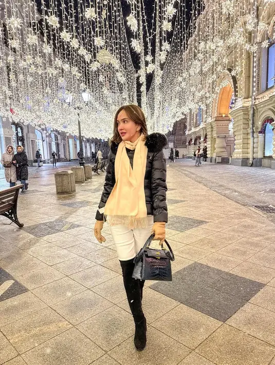 Dalam nuansa monokrom, Shandy menghangatkan tubuhnya dengan puffer jacket. Ia juga melingkarkan syal putih di lehernya. [Foto: Instagram/shandyaulia]