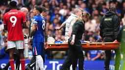 Pemain Chelsea, Jesse Derry ditandu keluar usai cedera usai bebenturan dengan pemain Nottingham Forest pada laga pekan ke-35 Premier League di Stamford Bridge, Senin (4/5/2026). (AP Photo/John Walton)