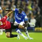 Gelandang Manchester United Casemiro berebut bola dengan Amadou Onana dari Everton dalam pertandingan Liga Inggris di Stadion Goodison Park, Liverpool, Senin (10/10/2022) dini hari WIB. MU menang 2-1. (AP Photo/Jon Super)