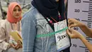 Peserta saat diukur badannya oleh panitia audisi Putri Muslimah Indonesia 2016 di Jakarta, Minggu (24/4). Ajang tersebut diadakan untuk mencari bakat terbaik dari muslimah yang memiliki kriteria akhlak, bakat, dan cantik. (Liputan6.com/Immanuel Antonius)