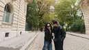 Ia nampak mengenakan kemeja hitam dengan oversized pants dan jaket kulit [@ussypratama]