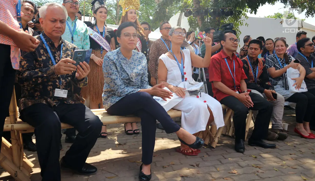 Menteri Keuangan Sri Mulyani saat menonton pertunjukan musik di sela Pertemuan Tahunan IMF-Bank Dunia 2018 di Nusa Dua, Bali, Minggu (14/10). Sri Mulyani menyanyikan lagu berjudul My Way karya Frank Sinatra. (Liputan6.com/Angga Yuniar)