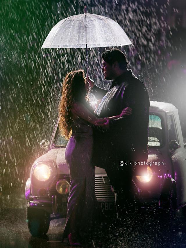 6 Potret Romantis Ayu Ting Ting dan Ivan Gunawan di Bawah Rintik Hujan