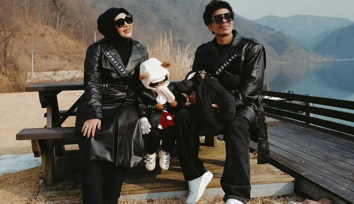 Atta memadukan penampilannya dengan celana wide leg jeans hitam, sedangkan Aurel memilih celana panjang hitam. Atta menyempurnakan penampilannya dengan sneakers putih, sedangkan Aurel memilih boots yang juga berwarna hitam. [Foto: Instagram/attahalilintar]