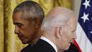 Mantan Presiden Barack Obama dan Presiden AS Joe Biden menghadiri acara untuk menandai pengesahan Undang-Undang Perawatan Terjangkau 2010 di East Room Gedung Putih di Washington, 5 April 2022. (Chip Somodevilla/Getty Images/AFP)
