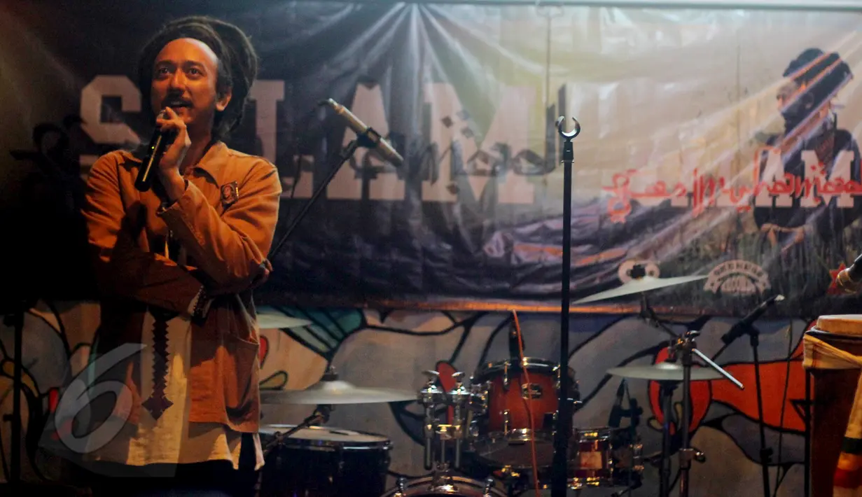 Duta Reggae Indonesia, Ras Muhamad tampil membawakan single Salam saat peluncuran album terbarunya di kawasan Kemang, Jakarta, Selasa (9/6/2015). Album yang berisi 16 lagu itu melibatkan banyak musikus reggae internasional. (Liputan6.com/Faisal R Syam)
