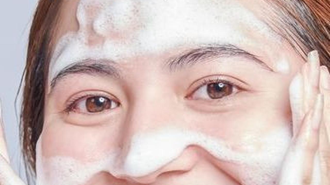 4. Beralih ke Cleanser yang Lebih Ringan