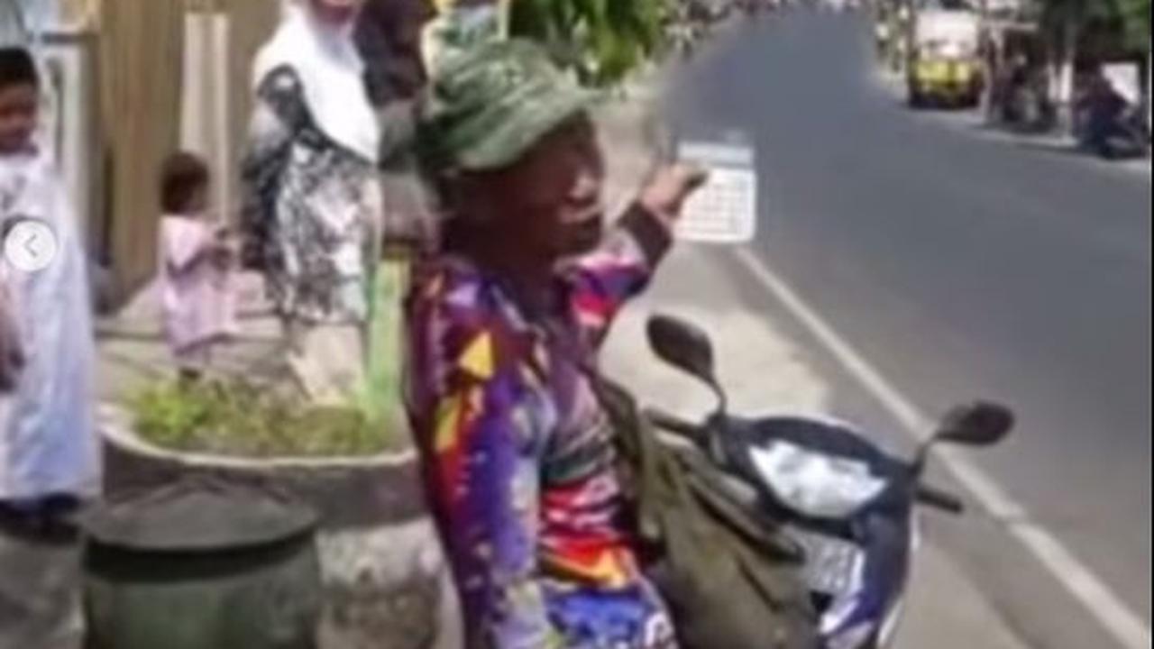 "Jemur kalkulator kali min, kan kalkulator tenaga matahari, kebetulan aja pak Presiden lewat," tulis netizen.