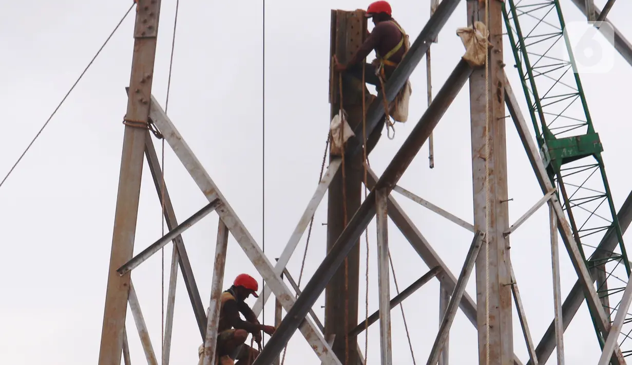 Aktivitas pekerja di ketinggian guna melakukan peremajan menara sutet di kawasan Karang Tengah, Kota Tangerang, Banten, Jumat (8/1/2021). BPJamsostek mencatat telah jumlah kecelakaan kerja di Indonesia pada tahun 2020 yaitu mencapai 129.305 kasus. (Liputan6.com/Angga Yuniar)