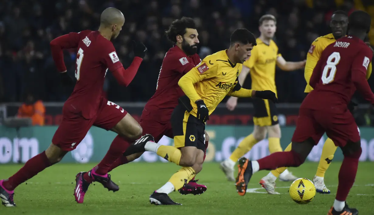 Gelandang Wolverhampton Wanderers Matheus Nunes berebut bola dengan pemain Liverpool Mohamed Salah, dan Fabinho dalam partai replay putaran ketiga Piala FA 2022/2023 di Molineux Stadium, Rabu dini hari WIB (18/1/2023). Wolverhampton juga terus membangun serangan guna mencari gol cepat. (AP Photo/Rui Vieira)