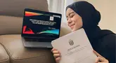 Lesti Kejora kini sedang melanjutkan pendidikan sarjana di Universitas Mercu Buana. Judul skripsi pelantun lagu 'Sekali Seumur Hidup' itu pun mencuri perhatian. Proposal skripsi yang dipresentasikannya berjudul: Implementasi Digital Public Relations Pada Label Music Leslar Records Dalam Mempublikasikan Lagu. (Liputan6.com/IG/@lestikejora)