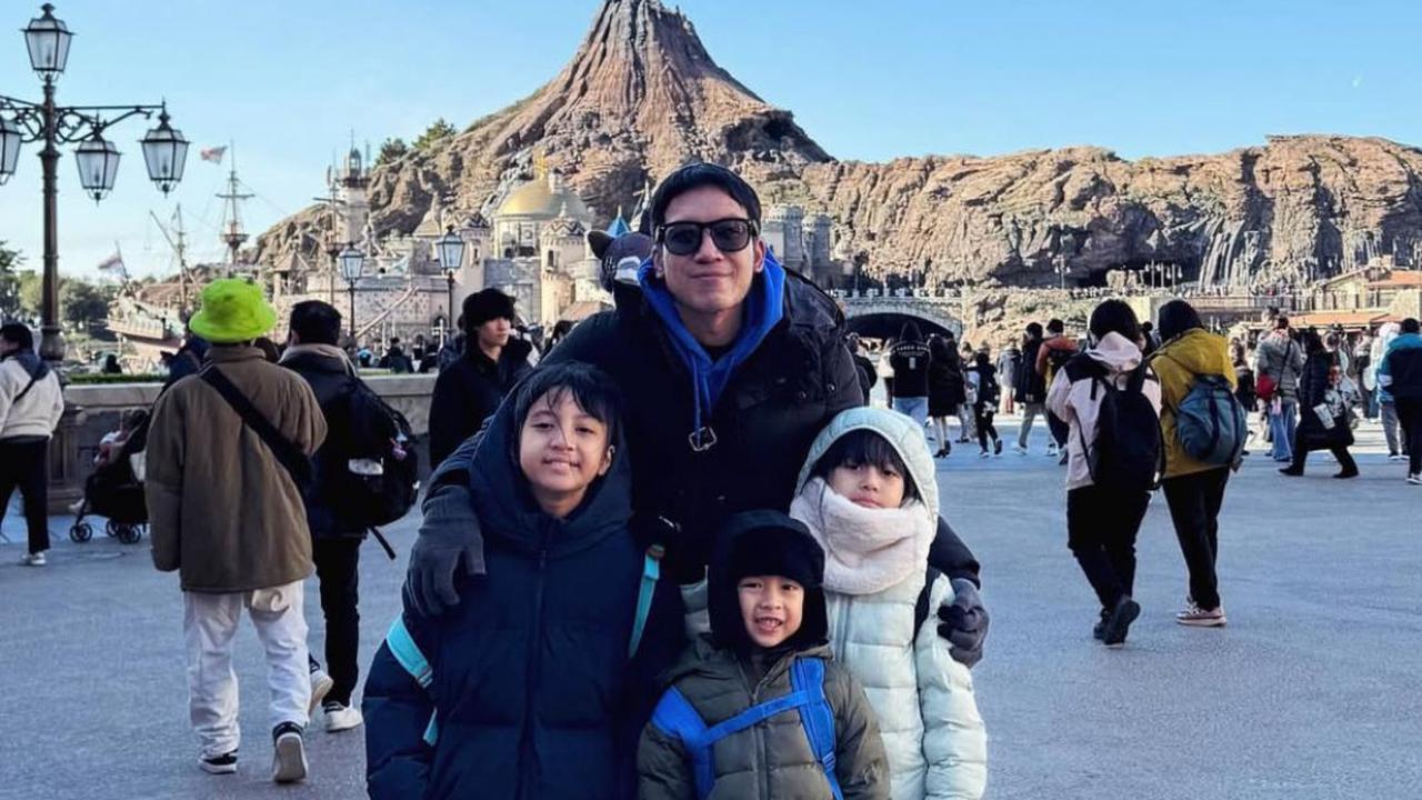 Momen Liburan Natasha Rizky dan Desta ke Jepang Ajak Anak-Anak, Netizen Soroti Kekompakannya