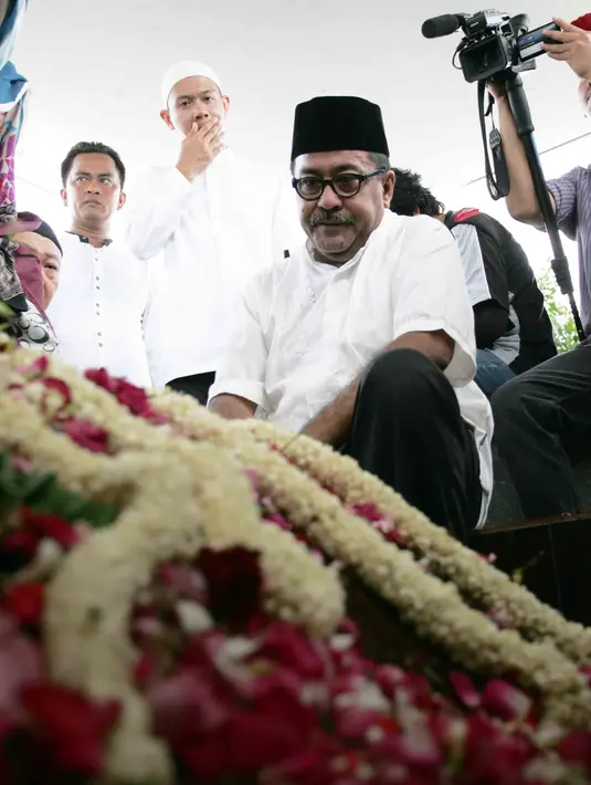Rano Karno tak kuasa menahan air mata mengiringi kepergian sang ibunda ke tempat peristirahatan terakhir. Dalam diam, raut wajah sedih pun tak bisa disembunyikan Rano Karno yang merasa sangat kehilangan. (Andy Masela/Bintang.com)