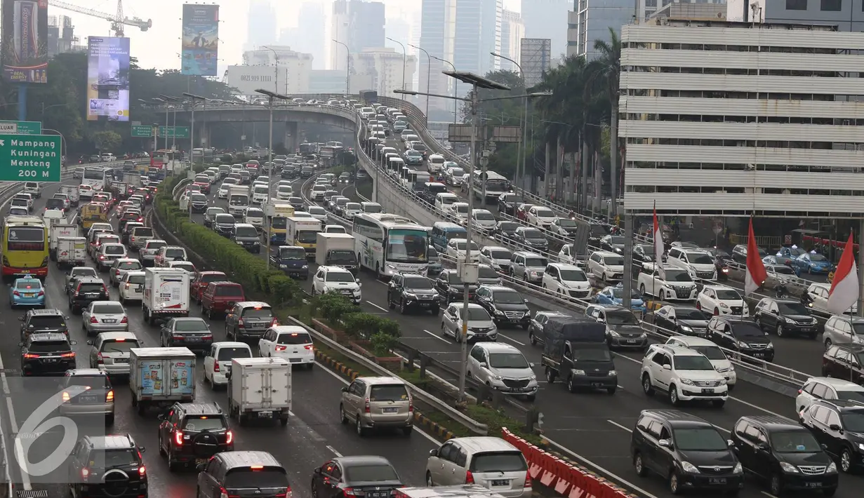 Penerapan sistem ganjil-genap yang diberlakukan hari ini, Selasa (30/8), membuat volume kendaraan di Jalan Gatot Subroto meningkat. (Liputan6.com/Immanuel Antonius)