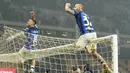 Pemain Inter Milan, Lautaro Martinez dan Federico Dimarco melakukan selebrasi dengan menaiki gawang saat perayaan juara setelah menaklukkan AC Milan di Stadion San Siro, Selasa (23/4/2024). Ini adalah trofi ke-20 Inter, La Beneamata berhak mengenakan dua bintang di atas logo klub di jersey mulai musim depan. (AP Photo/Luca Bruno)