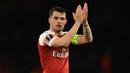 Granit Xhaka menjadi suksesor Koscielny sebagai kapten tim Arsenal pada tahun 2019. Namun para pendukung The Gunners tidak setuju dengan keputusan tersebut. Pada laga ke-10 sebagai kapten Xhaka terlibat insiden dengan para pendukung usai dirinya ditarik keluar dalam pertandingan. (AFP/Glyn Kirk)