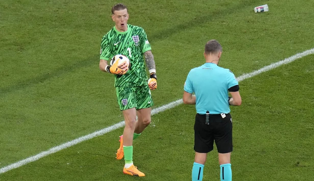 Ekspresi kiper Inggris, Jordan Pickford setelah berhasil mengahalu tendangan pemain Swiss, Manuel Akanji pada babak adu penalti laga perempat final Euro 2024 di Duesseldorf Arena, Duesseldorf, Jerman, Sabtu (06/07/2024). (AP Photo/Hassan Ammar)