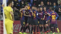 Para pemain Barcelona merayakan gol yang dicetak oleh Luis Suarez ke gawang Villarreal pada laga La Liga 2019 di Stadion Ceramica, Selasa (2/4). Kedua tim bermain imbang 4-4. (AP/Alberto Saiz)